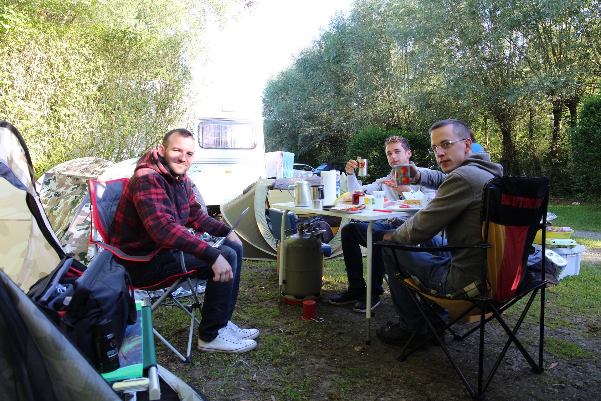 Abendessen mit Campingstühlen und Klapptisch neben dem Bus
