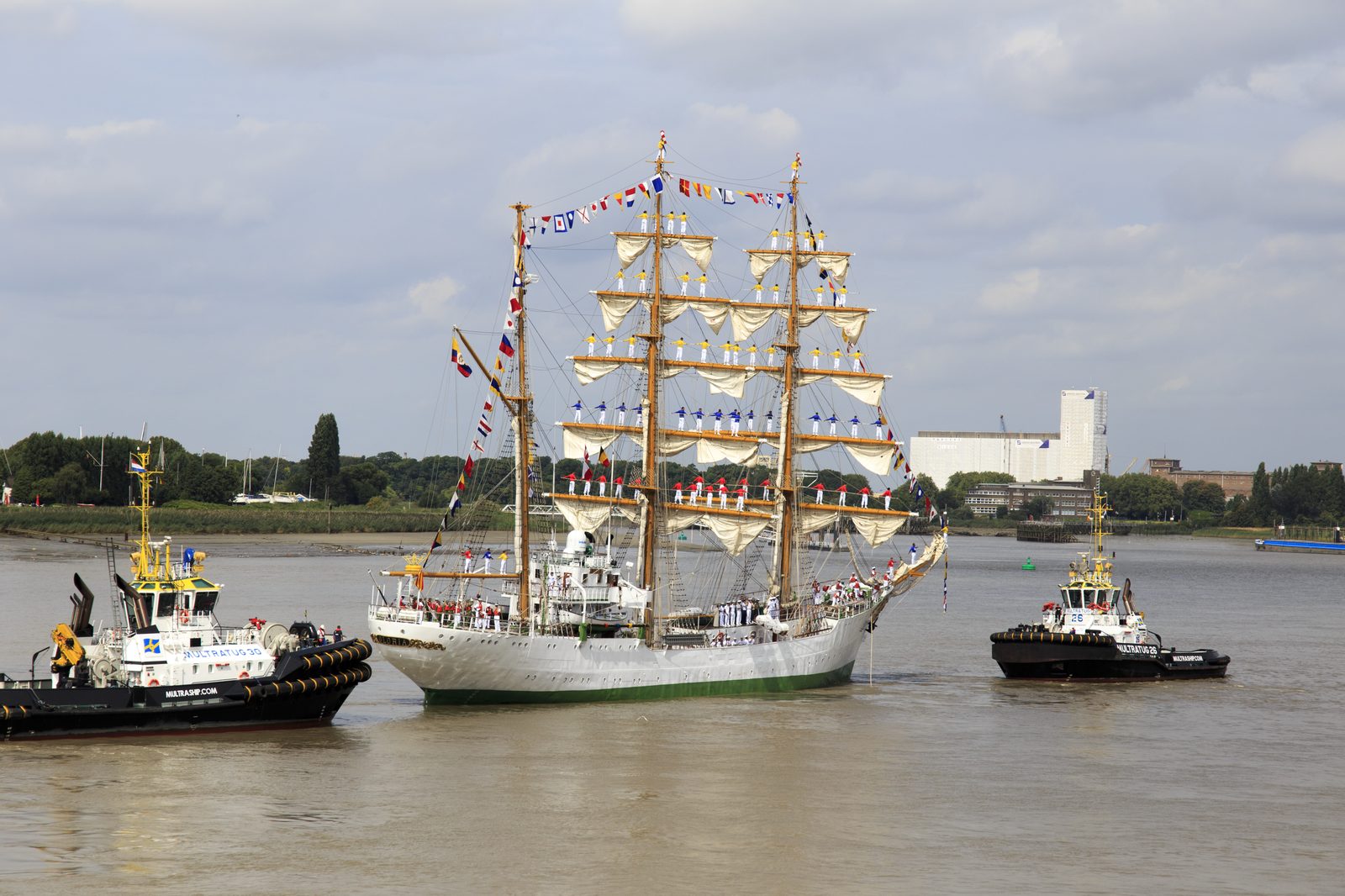 Die ARC Gloria läuft unter Schlepper-Eskorte aus Antwerpen aus