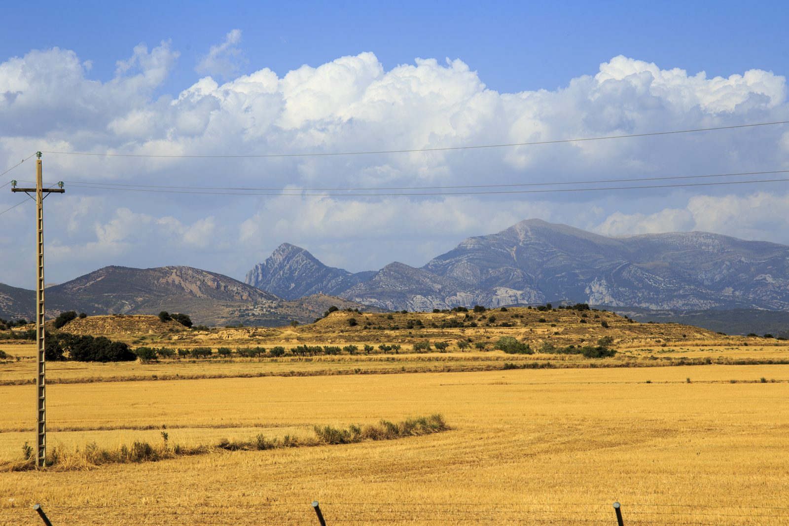 Weite Felder und Pyrenäen-Ausläufer in Aragón