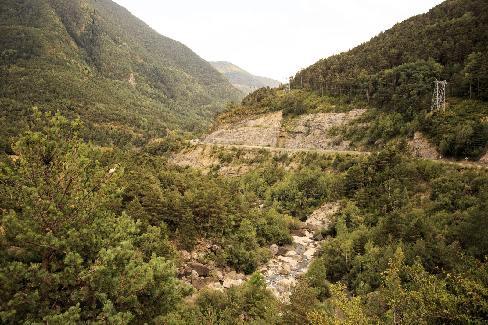 Die Straße durch die Pyrenäen-Schlucht