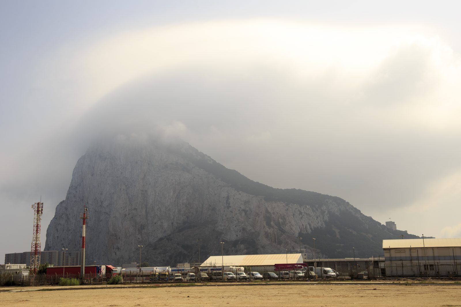 Der Fels von Gibraltar mit Levanter-Wolke