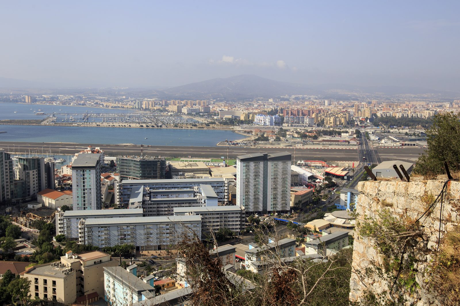 Blick vom Fels über Gibraltar und die Landebahn