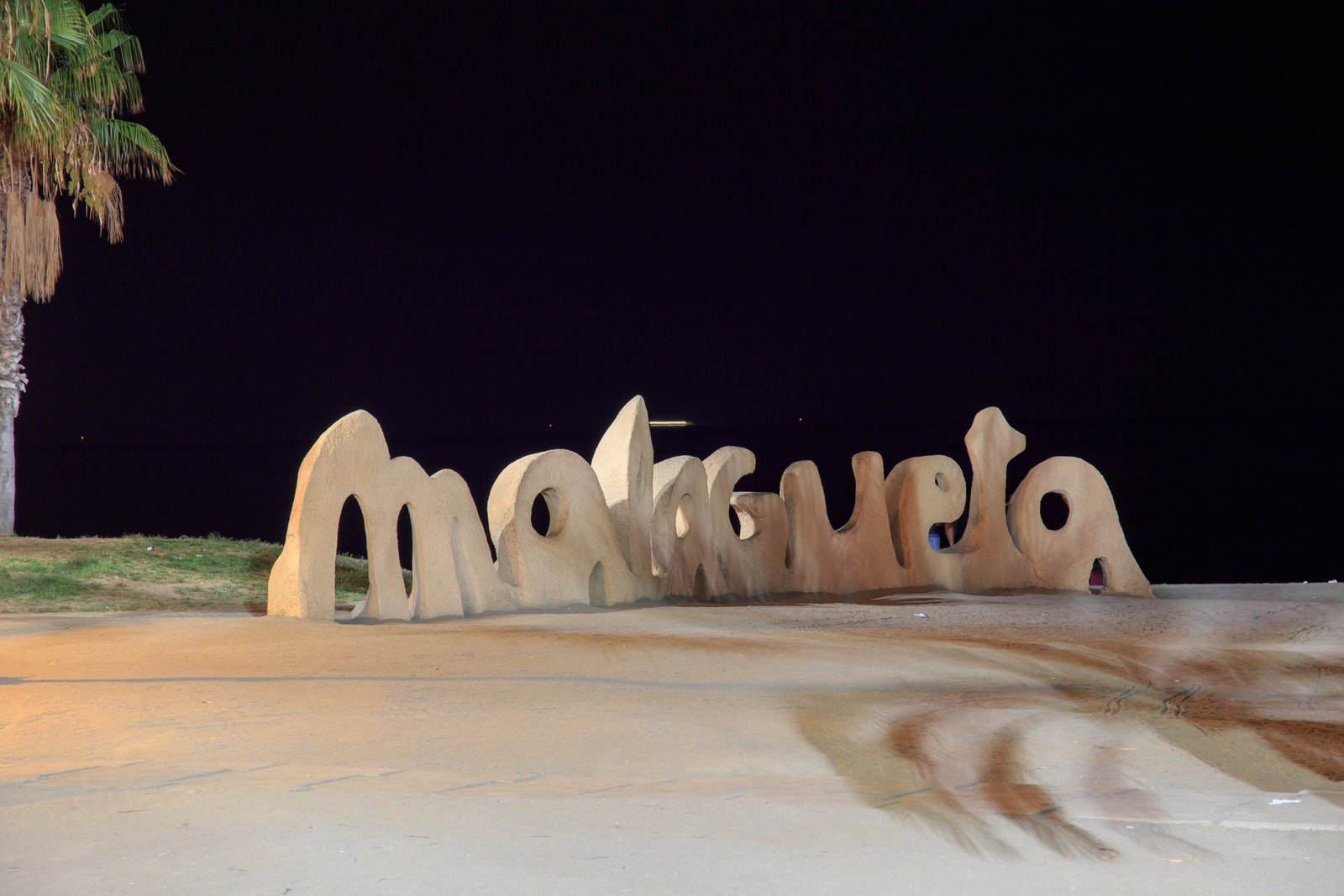 Der Schriftzug „malagueta" als Skulptur am Strand von Málaga