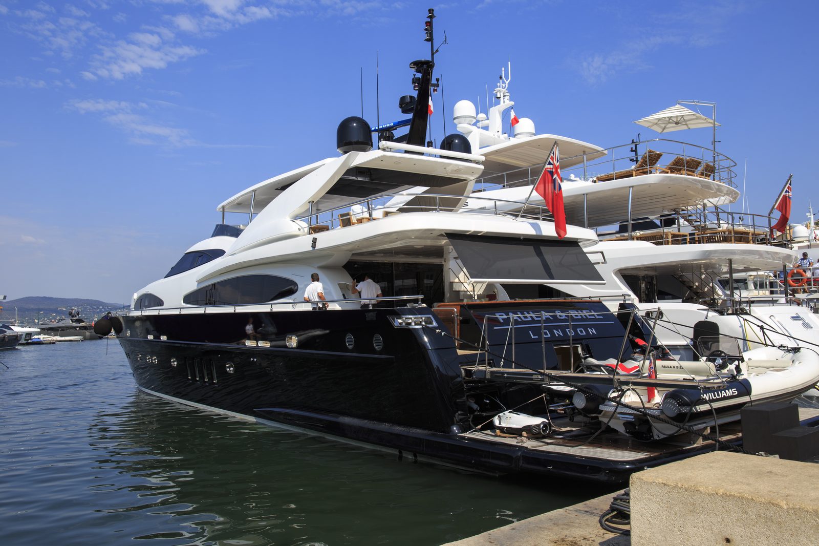 Superyacht im Hafen von Saint-Tropez