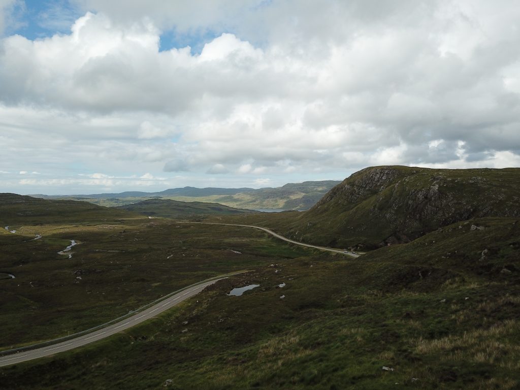 Die wilden Highlands aus der Luft